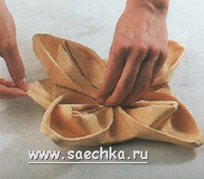 Складывание салфетки - Кувшинка